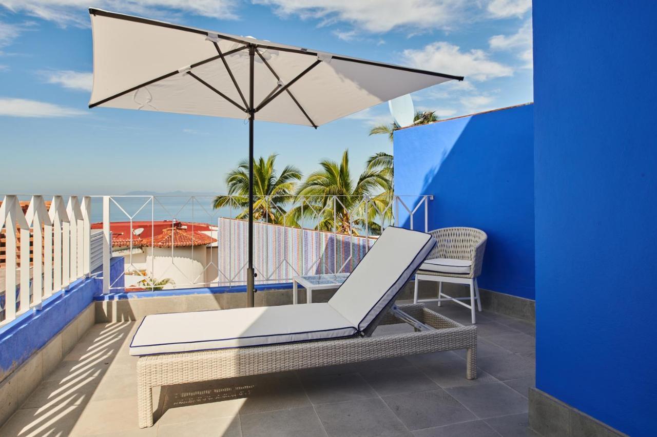 Hotel Luxury Patio Azul (Adults Only) Puerto Vallarta Eksteriør billede A cantilever umbrella