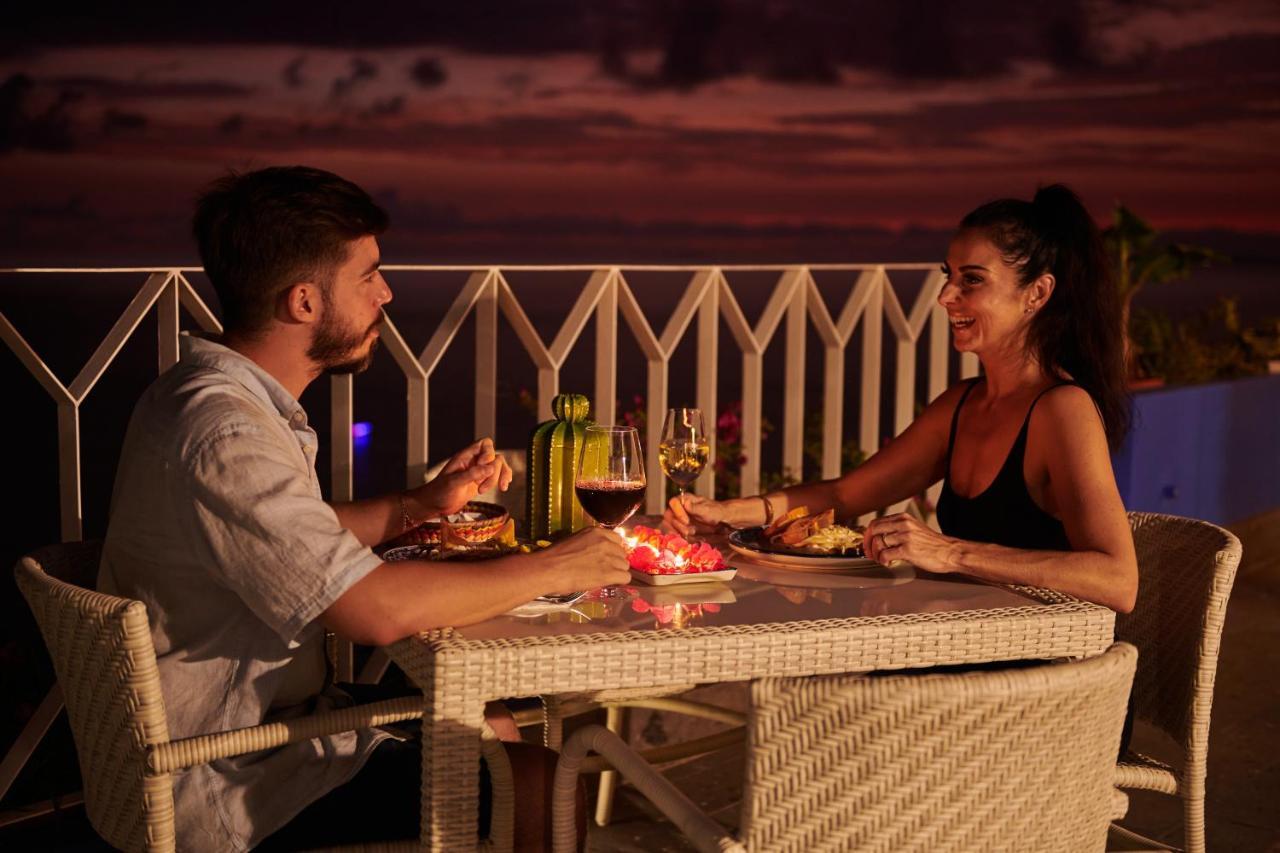 Hotel Luxury Patio Azul (Adults Only) Puerto Vallarta Eksteriør billede A couple dining at a restaurant