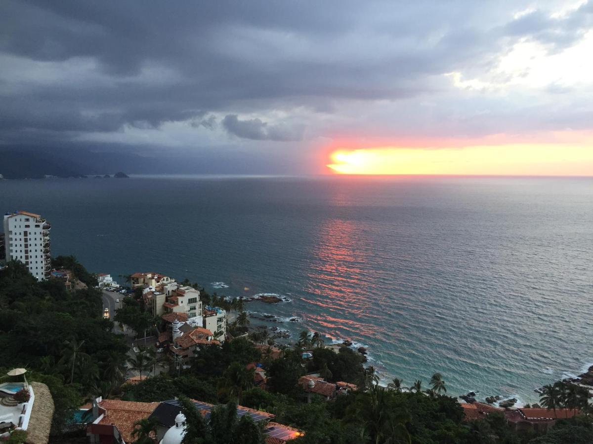 Hotel Luxury Patio Azul (Adults Only) Puerto Vallarta Eksteriør billede Sunset over the Pacific Ocean in Puerto Vallarta, Mexico